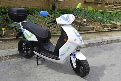 Pegatina Medioambiental DGT en Motos: Multas, ZBE y Dónde Pegarla